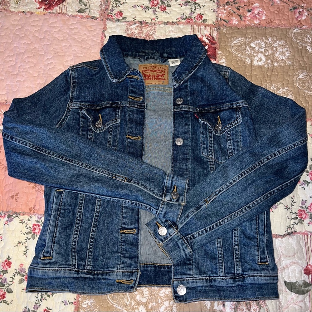 LEVI’S DENIM JACKET